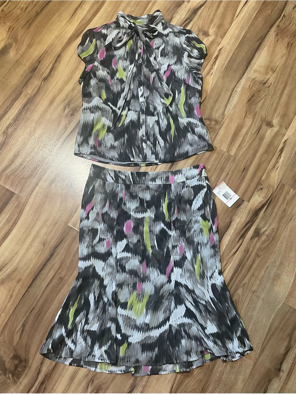 NWT Jones Wear Abstract Print Tie Neck Blouse & Flared Trumpet Skirt Set
Sz 10